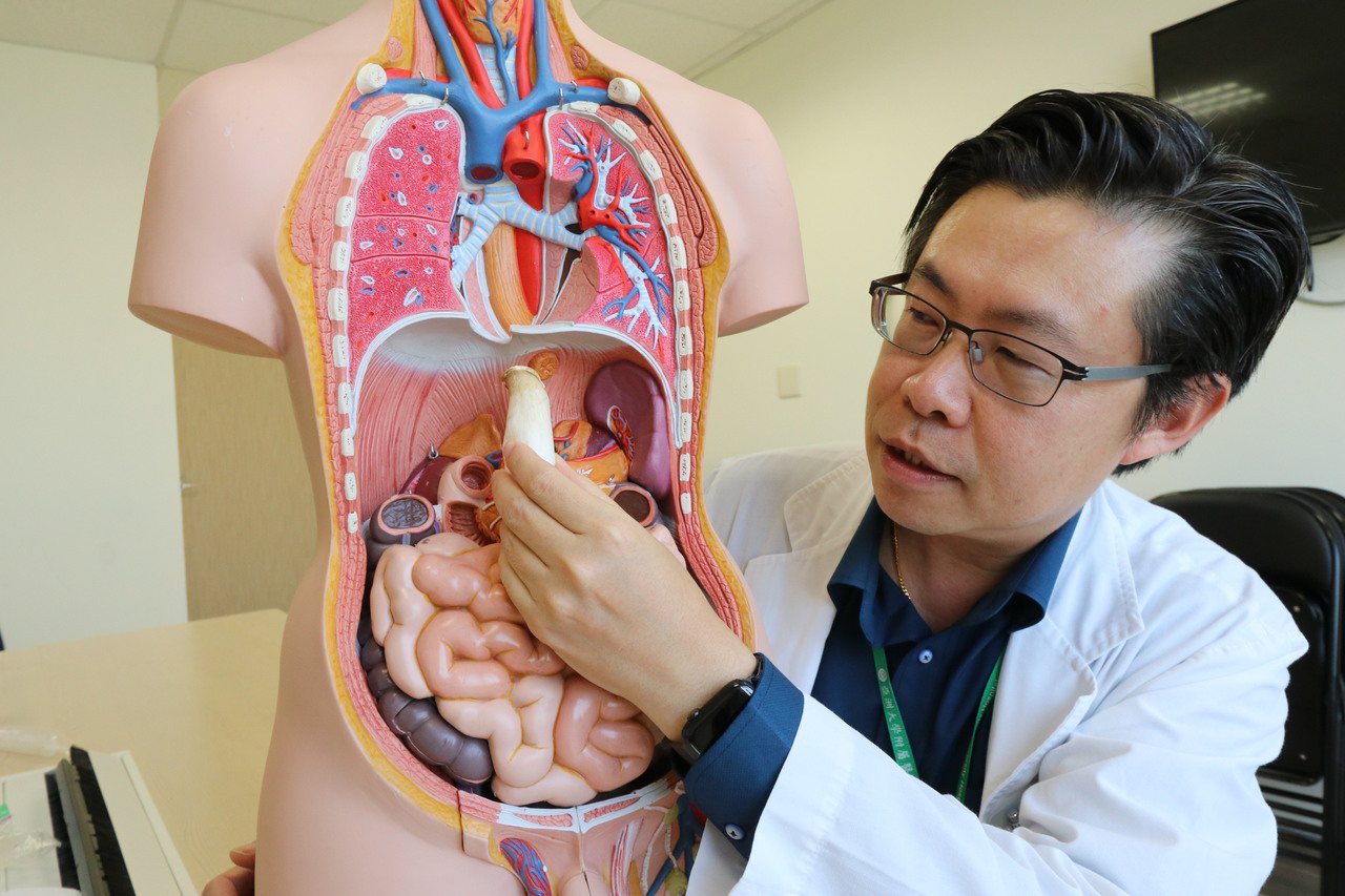 亞洲大學附屬醫院胸腔內科主任黃建文指出，「食道弛緩不能症」從有症狀到確診，平均需要2年時間。圖／亞洲大學附屬醫院提供