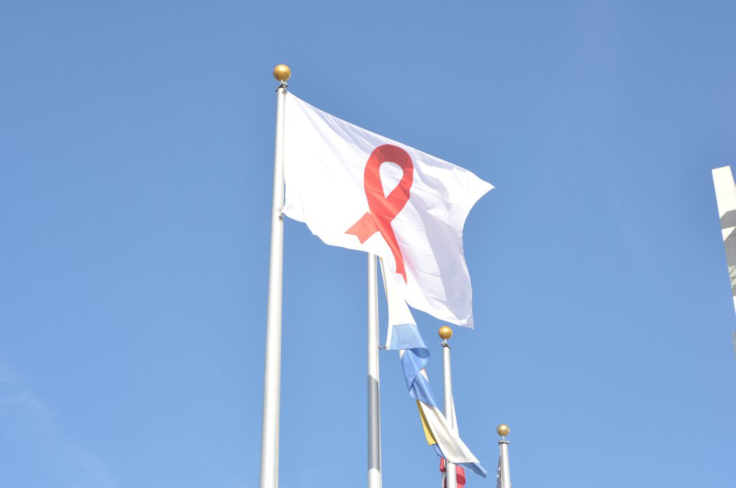 美國聖荷西市府升起象徵愛滋病的紅緞帶旗幟，希望提醒民眾關注愛滋病。 圖／聯合報系...