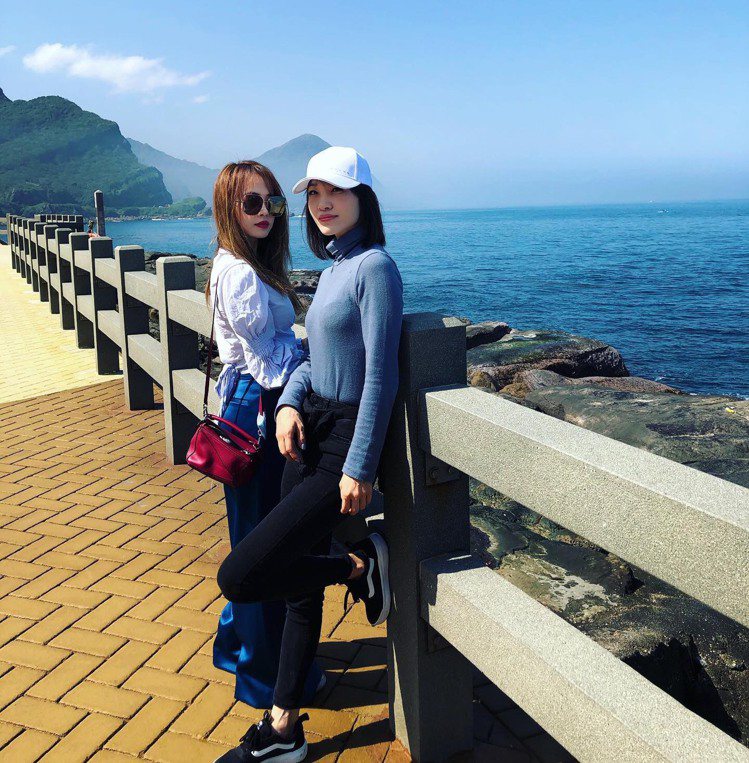 蔡依林和姐姐蔡旻紋在情人節去海邊騎單車，她配襯LOEWE經典的Puzzle mini莓紅色包款。圖／取自臉書