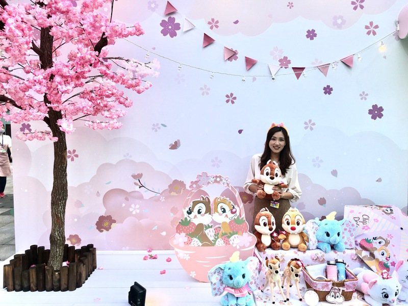 迪士尼櫻花季期間限定店台北店，以奇奇蒂蒂櫻花野餐為主題。記者江佩君／攝影