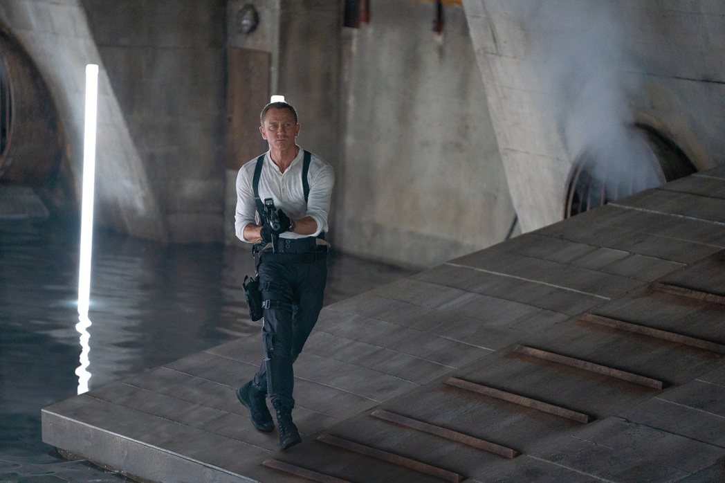 丹尼爾克雷格「007生死交戰」4月初上映，現已開始強打主題曲。圖／UIP提供