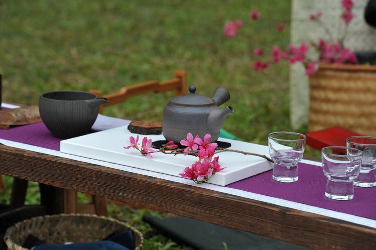 櫻花樹下設茶席、特製櫻花便當，讓賞櫻更多幾分玩趣。圖／九族文化村提供