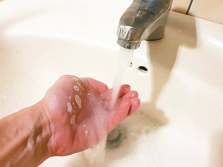 防疫大作戰，手部清潔也是重要課題。醫師指出，正確洗手效果並不輸給乾洗手。 記者翁...