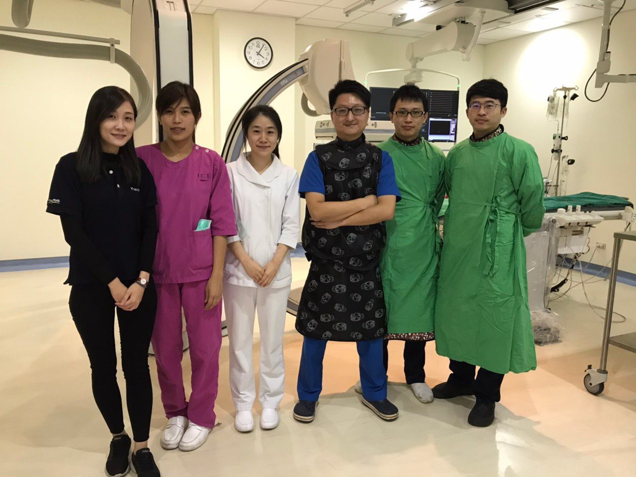 衛福部金門醫院去年發展「內視鏡術清除膽管結石」技術，由肝膽腸胃科主治醫師陳英傑（右三）建立完整的ERCP設備及醫療團隊。