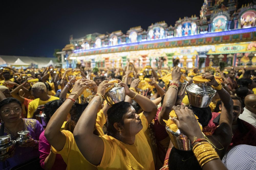 馬來西亞中部雪蘭莪州印度教徒不受疫情影響，大肆慶祝一年一度的大寶森節。（美聯社）