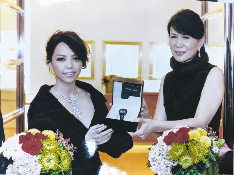 2011年寶格麗在台北101開幕，胡瑞(右)邀來張惠妹。 圖／胡瑞提供