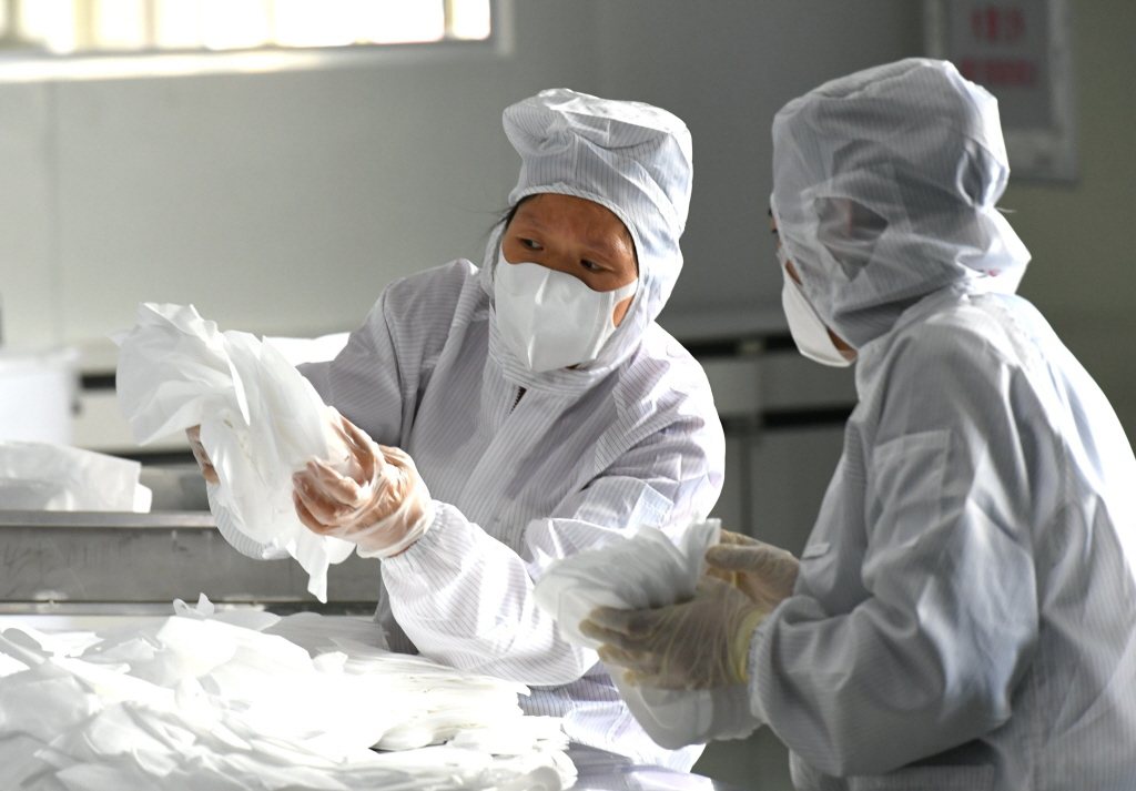 中國大陸福州首條民用口罩生產線「雷神一號」15日正式投產，每分鐘可生產口罩650...