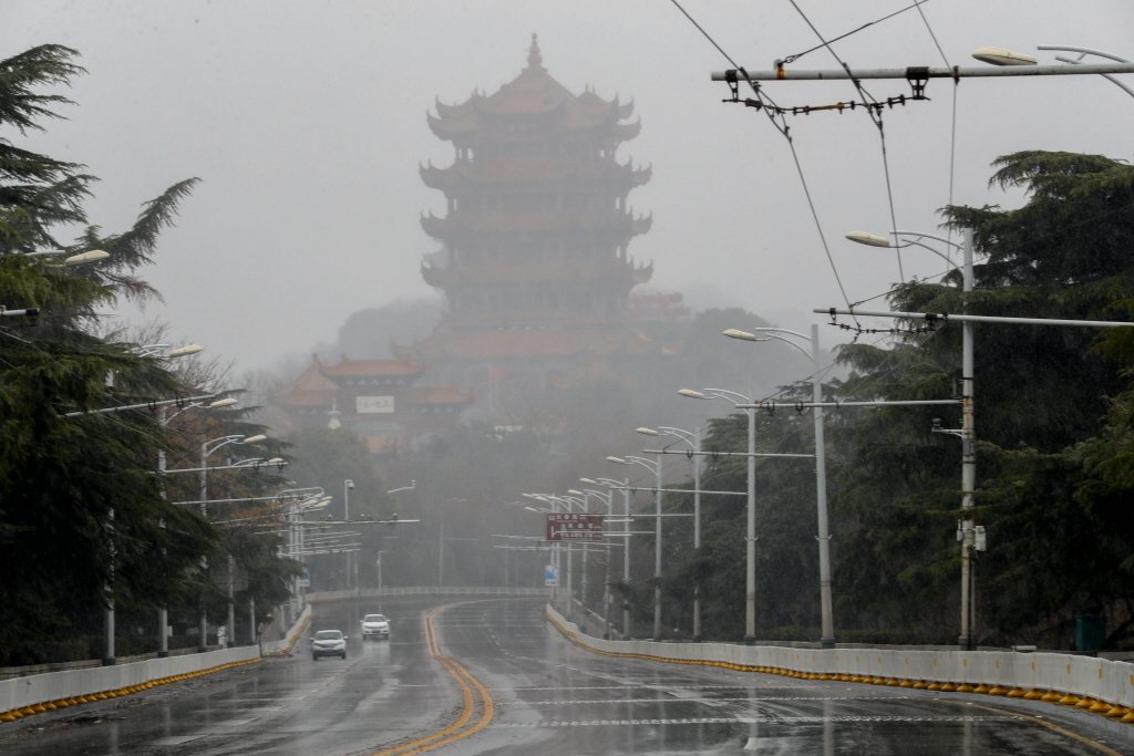 2月15日，風雪中的武漢黃鶴樓與空曠的街道。當日，湖北武漢迎來降雪。中新社