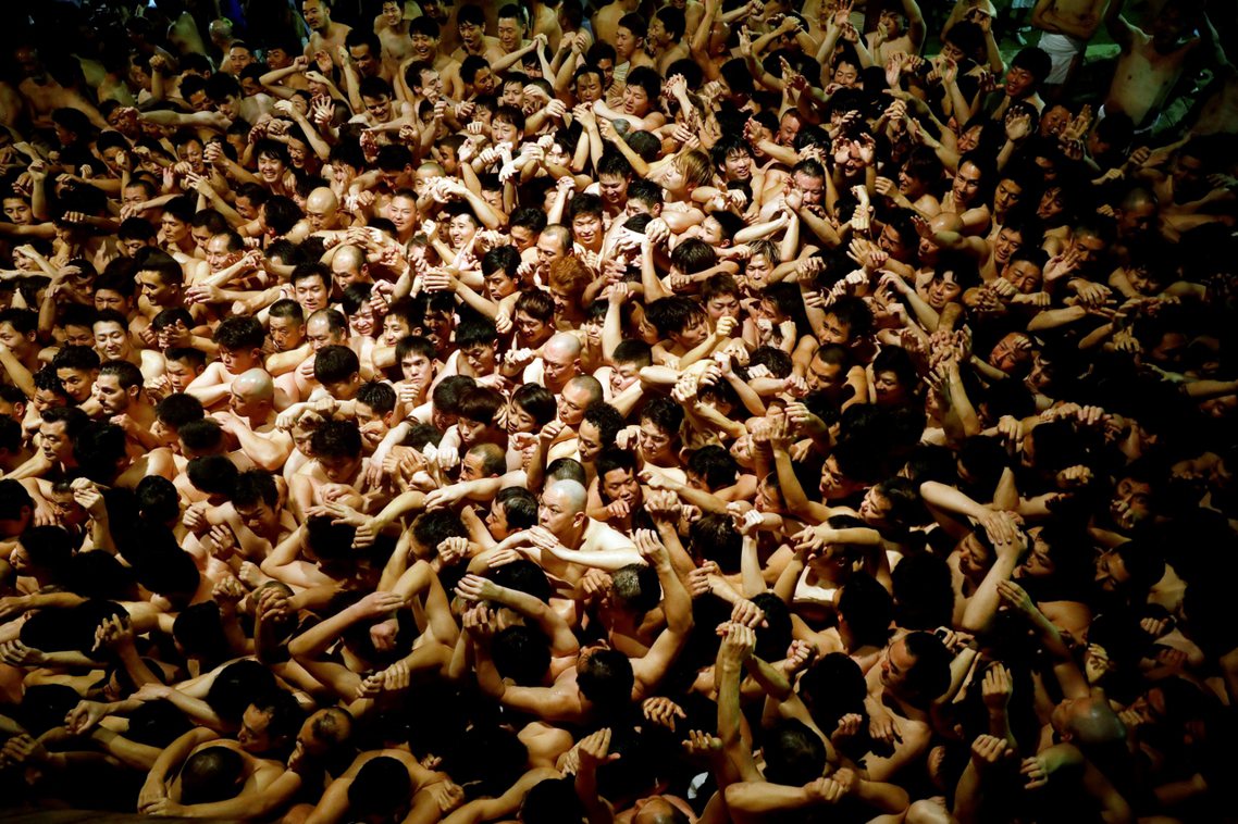 有日本奇祭之稱的傳統祭典「裸祭」，15日深夜在岡山的西大寺熱血舉行。現場將近有1...