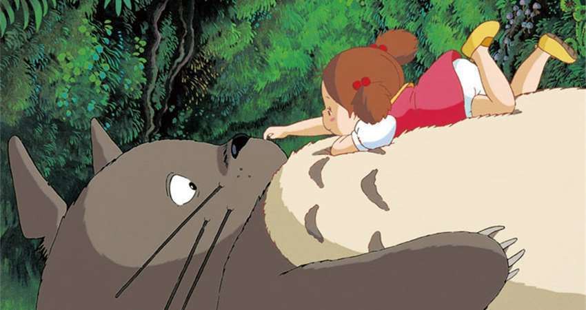 宮崎駿執導的動畫電影《龍貓》中，妹妹小梅與大龍貓的相遇。