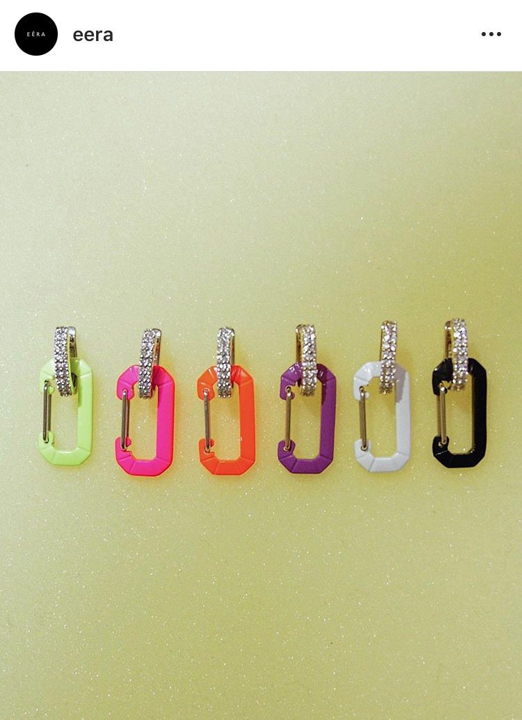 EÉRA Chiara單邊登山扣環造型耳環備有多種鮮豔顏色可選。圖／取自IG @eera