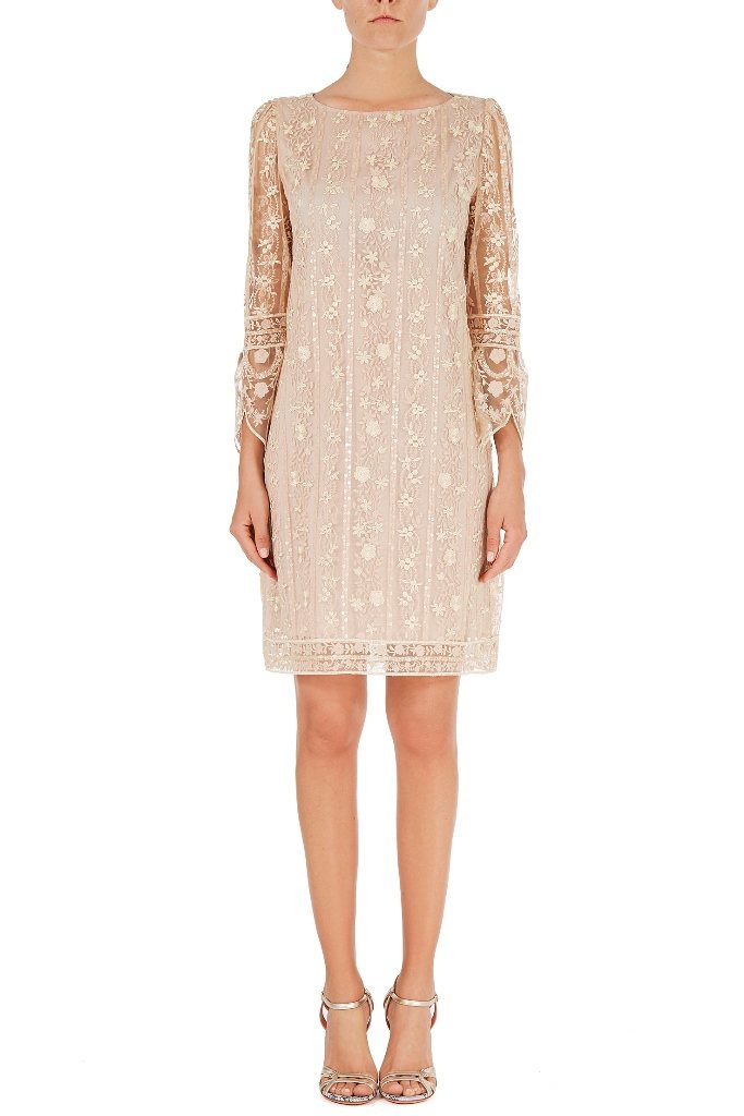 米白色蕾絲短洋裝，66,800元。圖／Blumarine提供