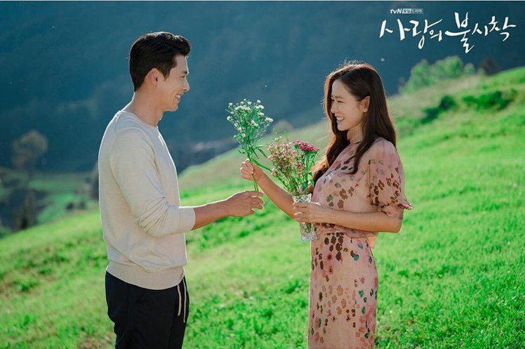 「愛的迫降」大結局，孫藝真（右）與玄彬相遇。圖／摘自tvN IG