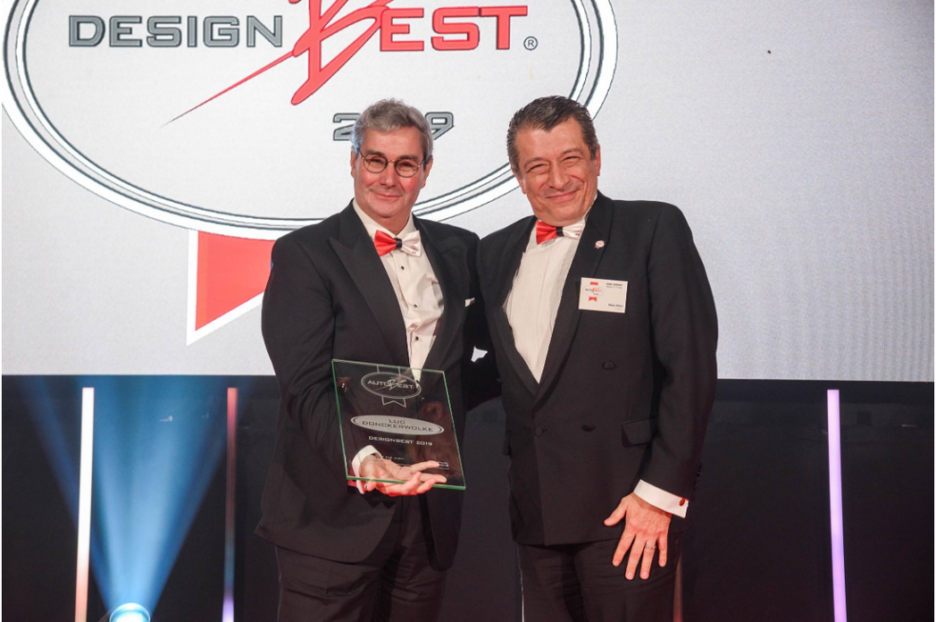HYUNDAI集團設計總監Luc Donckerwolke（左）榮獲Autobest第19屆「DESIGNBEST」最佳設計頭銜。 圖／南陽實業提供