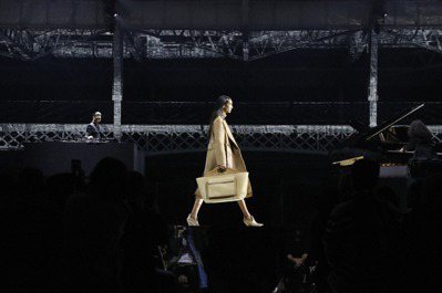 倫敦時裝周／凱特布蘭琪高雅現身 BURBERRY發表記憶「鏡」界