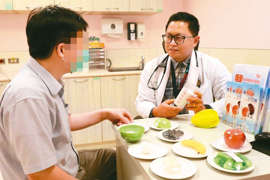 亞大醫院腎臟科醫師李其育(右)說，未控制好三高、肥胖、高尿酸併痛風、頻繁使用止痛藥、喝酒，都是腎衰竭的危險因子。