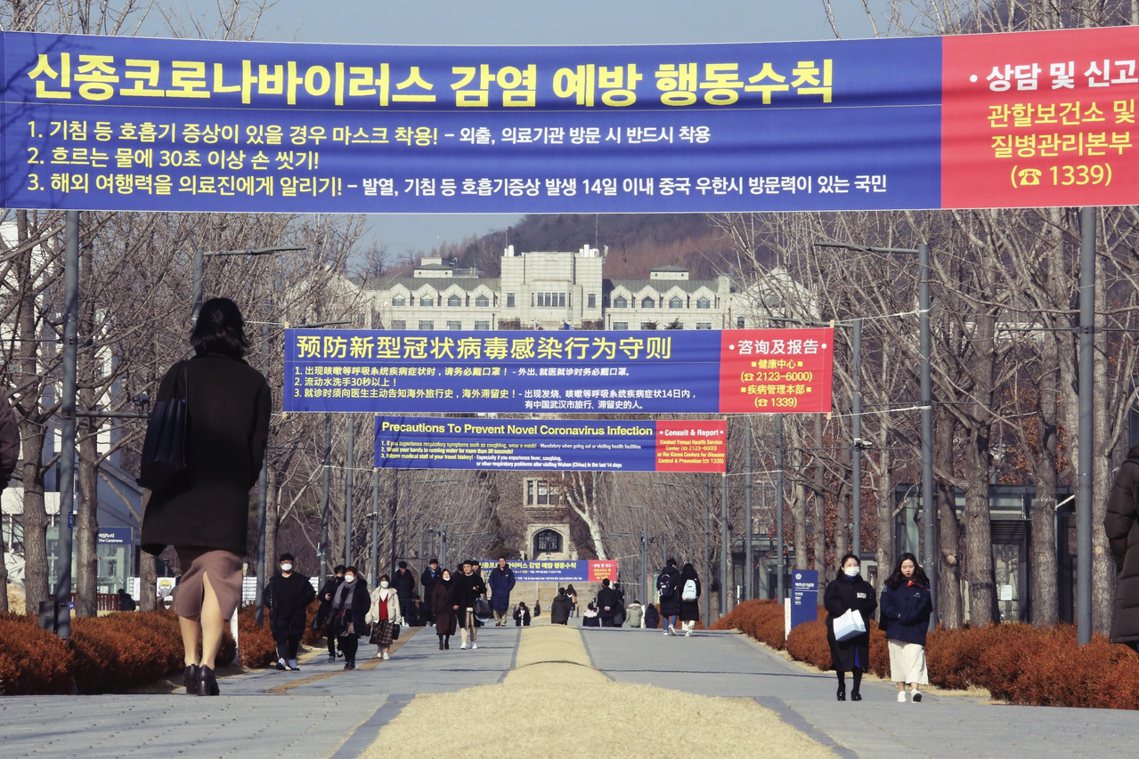 南韓各大專院校即將在2周內開學，要如何妥善安撫並處理留學生問題，也讓韓國教育界傷...