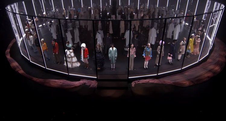GUCCI為2020秋冬米蘭時裝周揭開了序幕，在法國作曲家莫里斯拉威爾知名舞曲《波萊羅》（Boléro）悠然自得的旋律中，燈光照亮了旋轉的透明圓形舞台。圖／摘自Youtube
