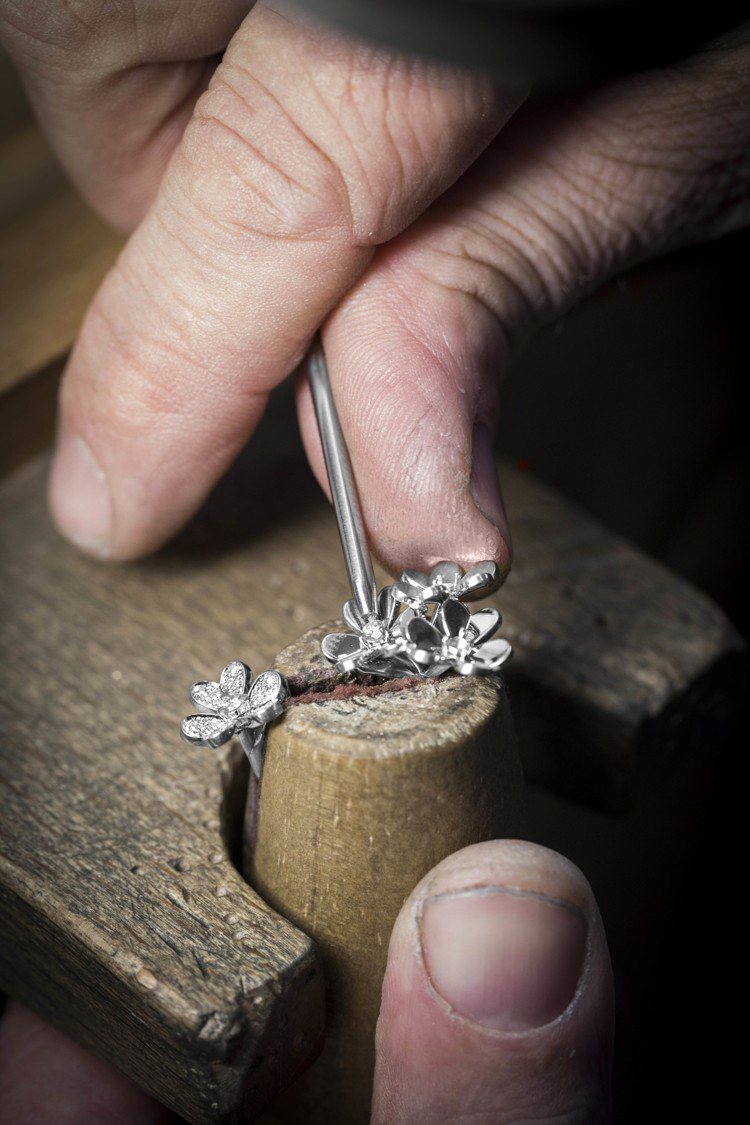 梵克雅寶Frivole系列花蕊中間鑲嵌鑽石。圖／梵克雅寶提供