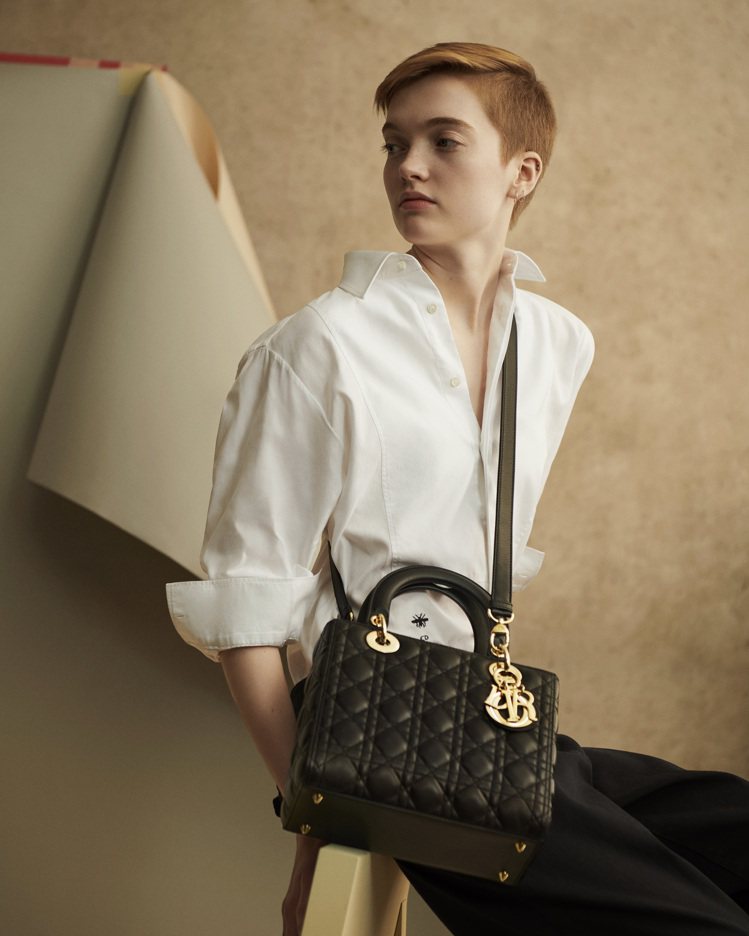 模特兒Ruth Bell演繹Lady Dior包款的帥氣自信，氣質獨具。圖／DIOR提供