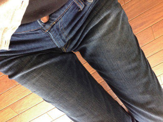 繪里沙淘汰衣服案例：牛仔褲，坐下時膝蓋部位布料凸出一塊。圖／幸福文化提供