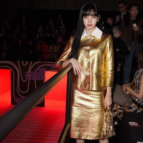 米蘭時裝周／BLACKPINK Lisa璀璨金裝現身 PRADA大秀「超現魅力」