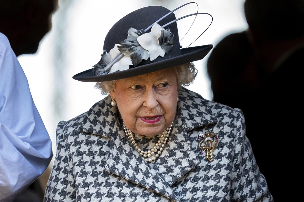 英女皇伊麗莎白二世傳保障皇室，限制孫子與孫媳再用皇室招牌。圖／歐新社資料照片
