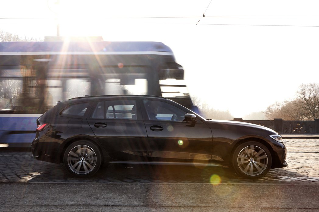 BMW 330e Touring是品牌第一款有電的旅行車。 摘自BMW