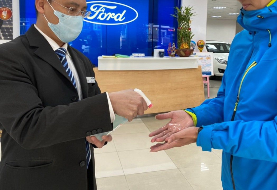 Ford在消費者進入展間或服務廠前提供酒精消毒與體溫量測等措施。 圖／Ford提...