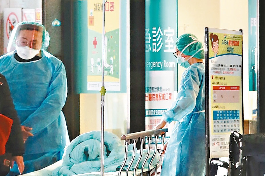中央流行疫情指揮中心宣布醫院醫事人員未核准前禁止出國。