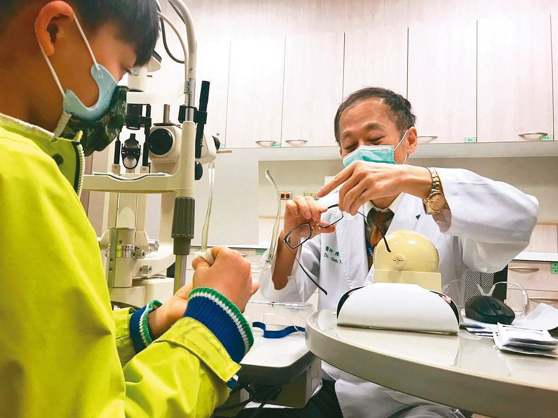 陳瑩山醫師提醒，有戴眼鏡的小朋友，要每天早晚用酒精擦拭消毒。