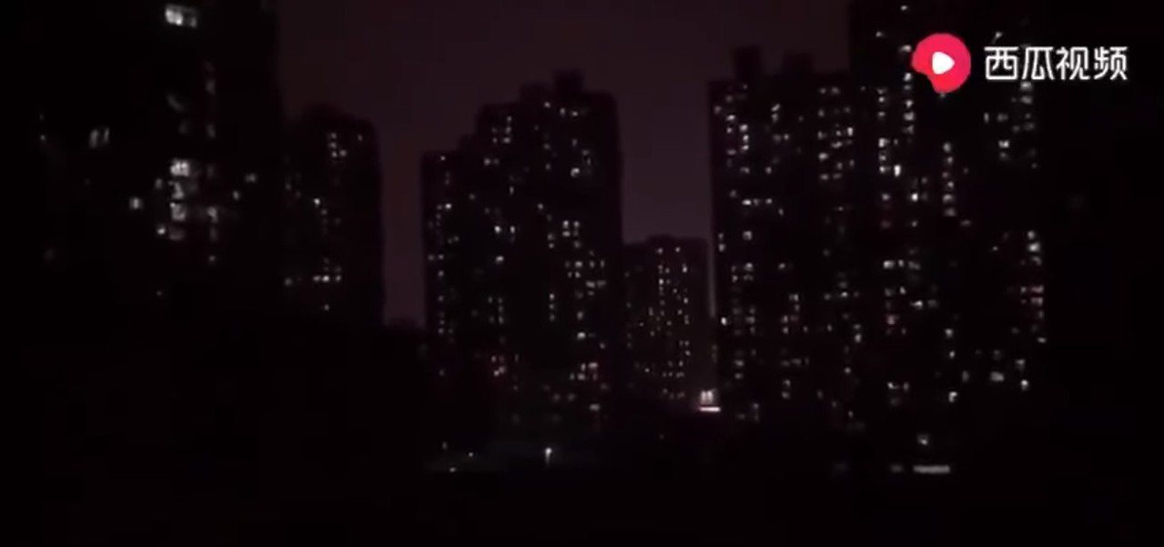 民眾拍攝武漢社區半夜尖叫不絕的影片。