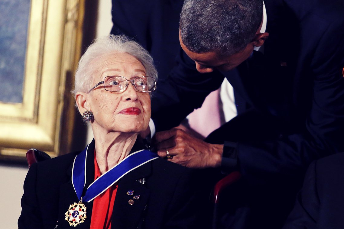 在2015年也從美國首位黑人總統歐巴馬的手中，接過了市民最高榮譽的「總統自由勳章...
