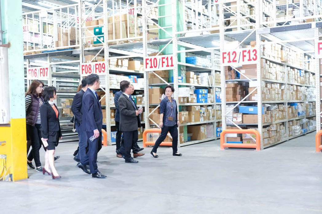 UPS桃園二倉分支物流中心為台灣企業提供超過3,800個棧板和3,000個貨架倉...