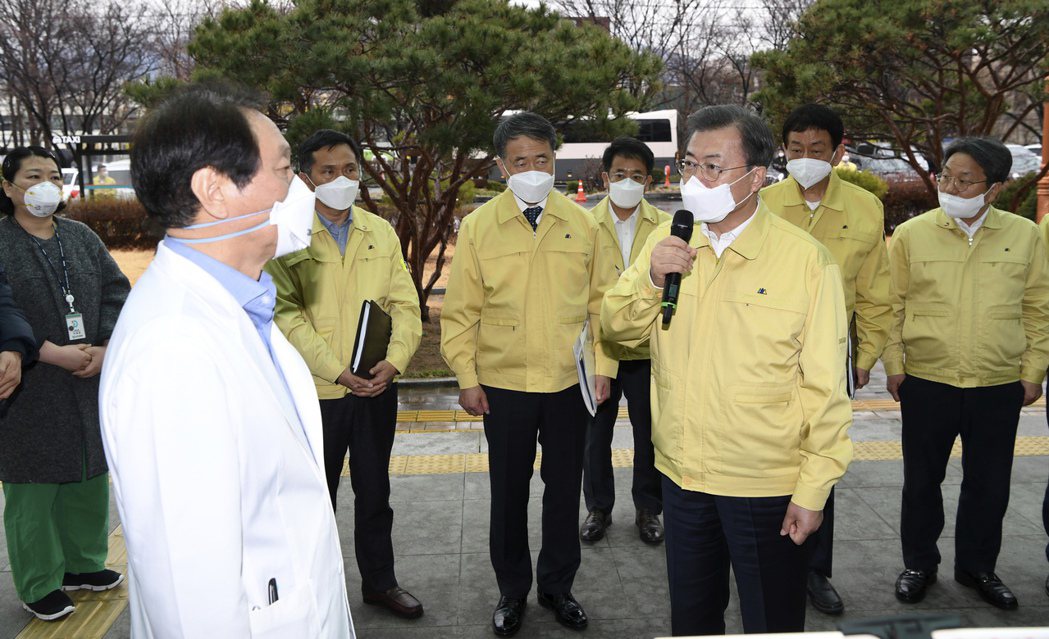 南韓總統文在寅（右持麥克風者）25日到大邱視察，與大邱醫學中心負責人談論疫情。（...
