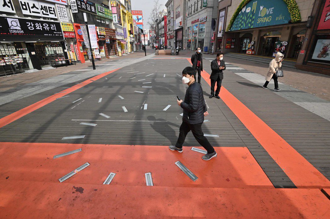 南韓大邱市鬧區東城路商圈因新冠肺炎肆虐變得極為冷清。（法新社）