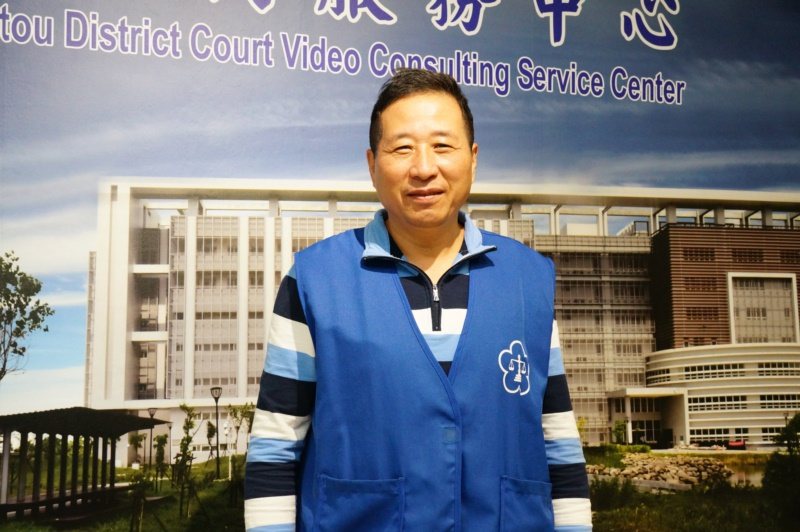 劉耿志曾在高雄地院擔任法警近30年，退休後到橋頭地院當志工。 圖／林伯驊 攝影