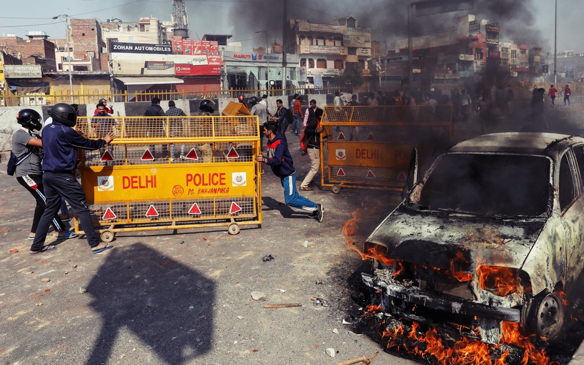 截至26日下午，新德里事件已經至少20死，超過200人受傷。 圖／路透社