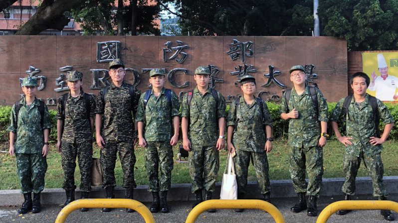 清大學第一屆將星生接受軍訓。圖／清大提供