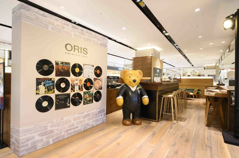 位於遠百信義A13百貨三樓的ORIS專賣店，開放式的風格與北歐設計，親切歡迎消費者近距離欣賞把玩。圖 / ORIS提供。