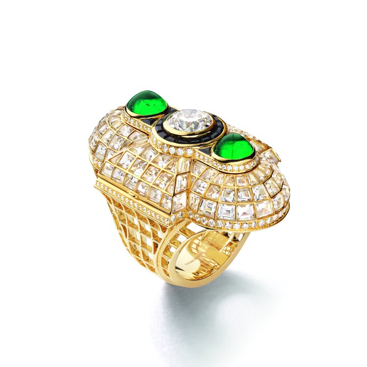 Trésors D’Ailleurs系列巴黎主題Oriane 18K黃金戒指鑲嵌2.01克拉主鑽、1.35克拉和1.25克拉凸圓形切割祖母綠、水晶、鑽石，售價未定。圖／CHAUMET提供