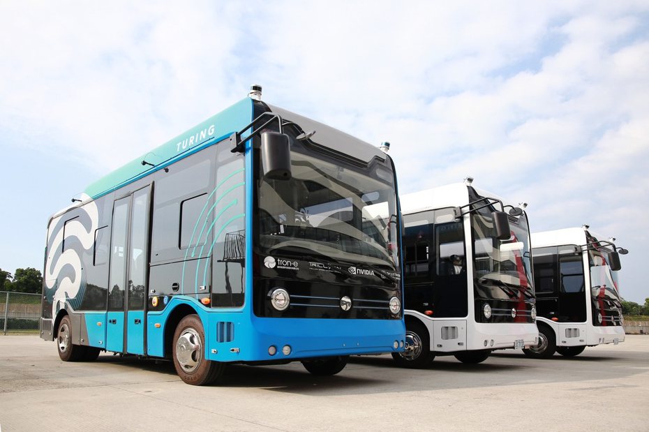 北市府今天宣布信義路公車專用道自動駕駛巴士創新實驗計畫啟動，預計5月利用凌晨0時30分到2時30分，投入2款共3輛無人自駕巴士測試。圖／交通局提供