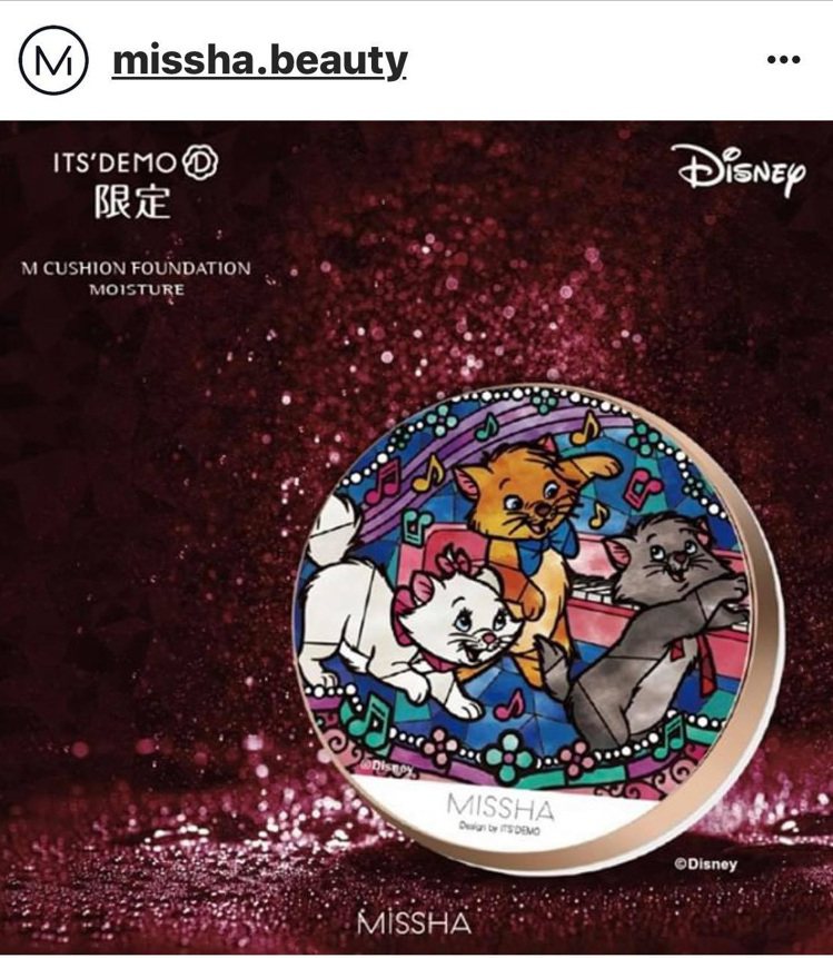 日本美妝雜貨品牌ITS'DEMO與MISSHA再度攜手推出限定版迪士尼彩繪玻璃風氣墊粉餅。圖／摘自missha.beauty IG