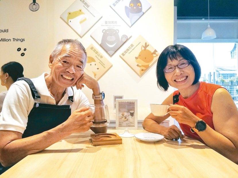 古競祥(左)擔任「職人淬」咖啡店一日店長。 圖／莫昭平提供