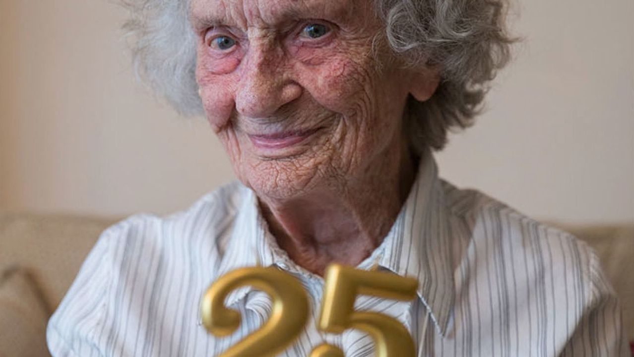 Fw: [新聞] 英國百歲人瑞慶祝25歲生日 她的長壽秘訣