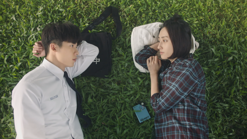 許光漢（左）、柯佳嬿在「想見你」戲中躺草地談心。圖／中天娛樂台提供