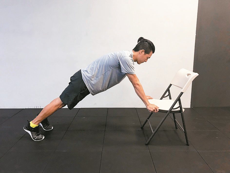阻力訓練：利用椅子做伏地挺身，臂力不夠者可採跪姿，即膝蓋著地來做。