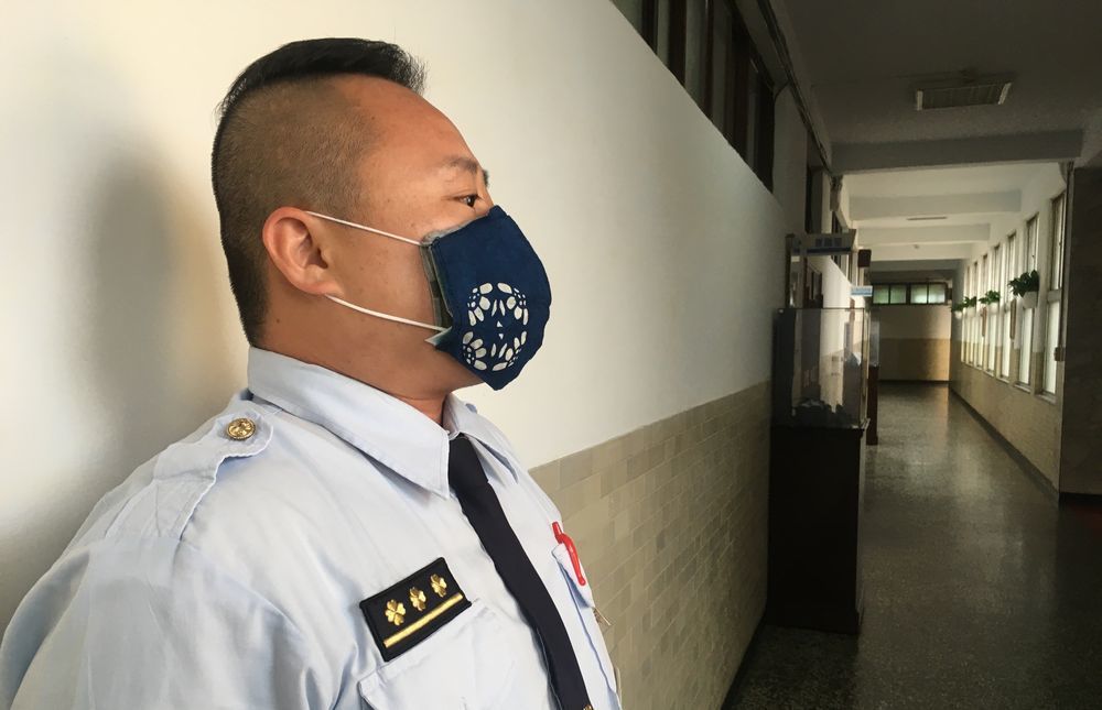 台北看守所結合所內清溪工作坊的藍染技術，研發可重複使用的抗菌口罩套，首批已發放管...