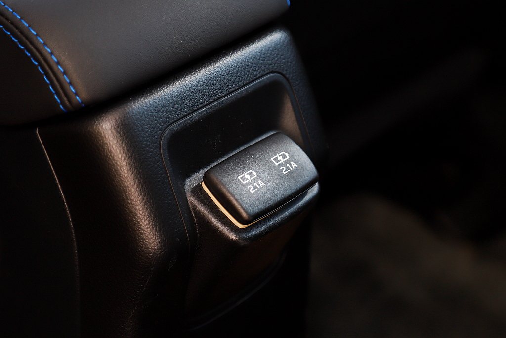 Subaru Levorg前控台下方就先提供兩組USB插孔外，手套箱內以及後方（...
