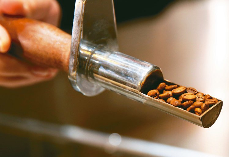 陳志煌研發的「陽光烘焙法」讓咖啡豆喝起來充滿餘韻。記者林澔一／攝影